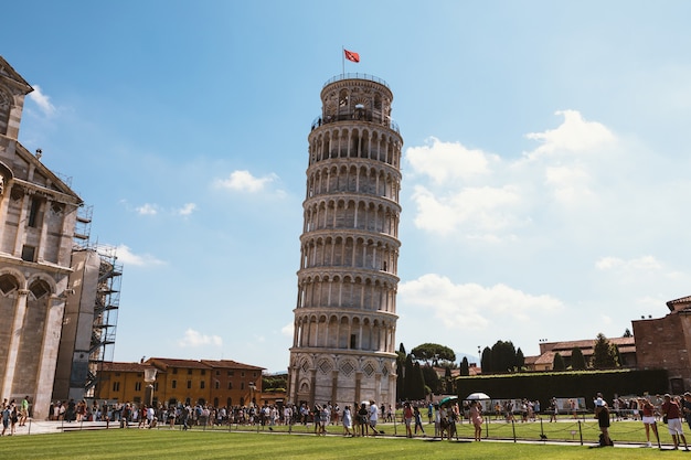 Pisa, Italien - 29. Juni 2018: Panoramablick auf den schiefen Turm von Pisa oder den Turm von Pisa (Torre di Pisa) ist Campanile auf der Piazza del Miracoli oder der freistehende Glockenturm der Kathedrale von Pisa