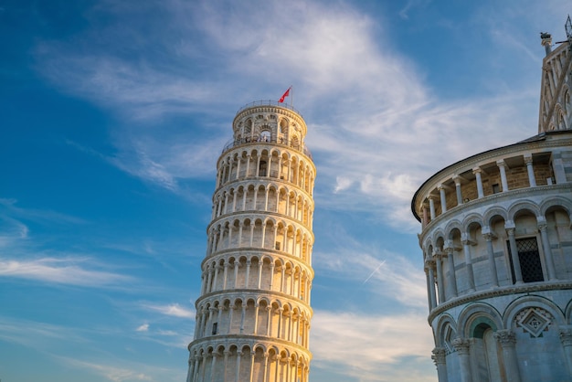 Pisa-Kathedrale und der schiefe Turm an einem sonnigen Tag in Pisa, Italien.