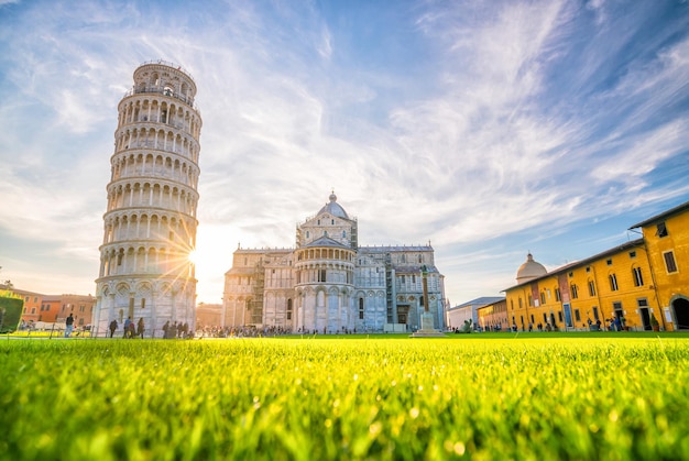 Pisa-Kathedrale und der schiefe Turm an einem sonnigen Tag in Pisa, Italien.