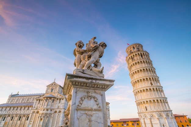 Pisa-Kathedrale und der schiefe Turm an einem sonnigen Tag in Pisa, Italien.