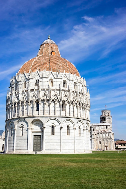 Pisa torre inclinada ad baptisterio en Italia en verano