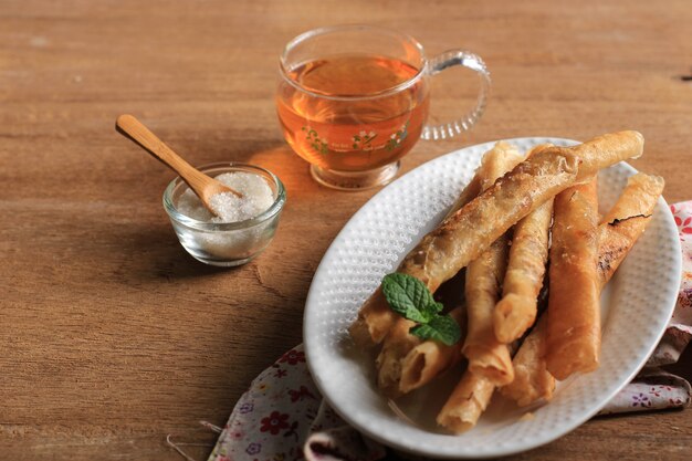 Pisang Aroma ou Rolinho Primavera de Banana, Mistura Frita de Banana e Açúcar Envolvido com Pele de Lumpia Feita de Farinha. Em Philipina, popular como Sweet Lumpia ou Filipino Turon (Lumpiang Saging)