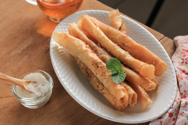 Pisang Aroma, Snack Crocante Feito de Panqueca Fina Crocante Recheada com Açúcar e Banana, depois Frito. Popular em Bandung, West Java, para Break Fasting at Ramadan.