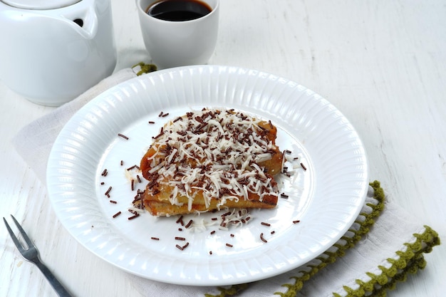 Pisang bakar Coklat Keju-gegrillter Bananen-Schokoladenkäse serviert mit Schokoladenstreuseln und Käse