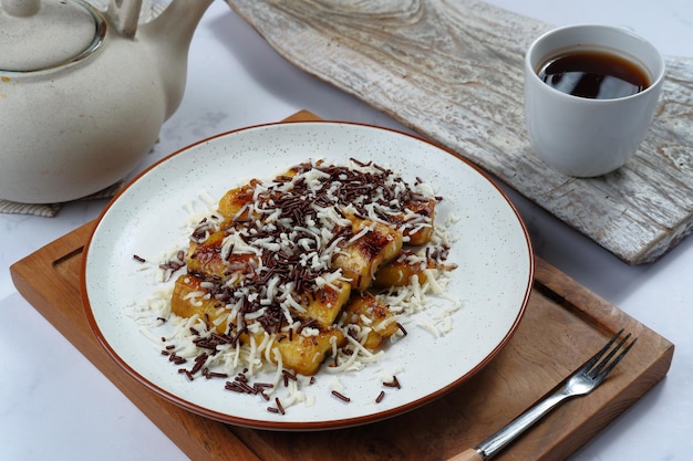 Pisang bakar Coklat Keju-Queso de chocolate con plátano a la parrilla servido con chispas de chocolate y queso