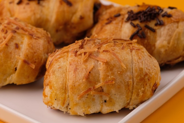 Pisang Bolen é uma massa doce recheada com bananas maduras, queijo e chocolate. Comida de Bandung.