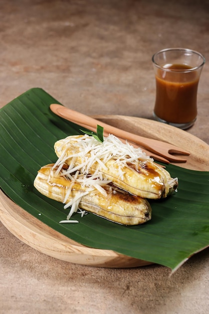 Pisang Gapit oder Pisang Epe ist eine gegrillte Banane mit brauner Kokosnuss-Zuckersauce und Käse