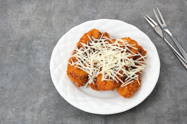 Pisang Goreng Krispi ou bolinhos crocantes de banana com chocolate e queijo ralado Comida indonésia