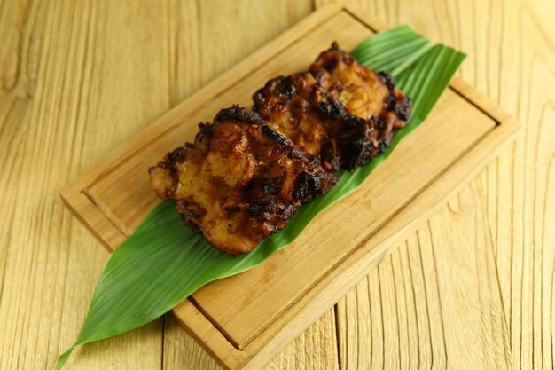 Pisang goreng madu o plátano frito con miel hecho de plátano maduro mezclado con harina, sal y miel