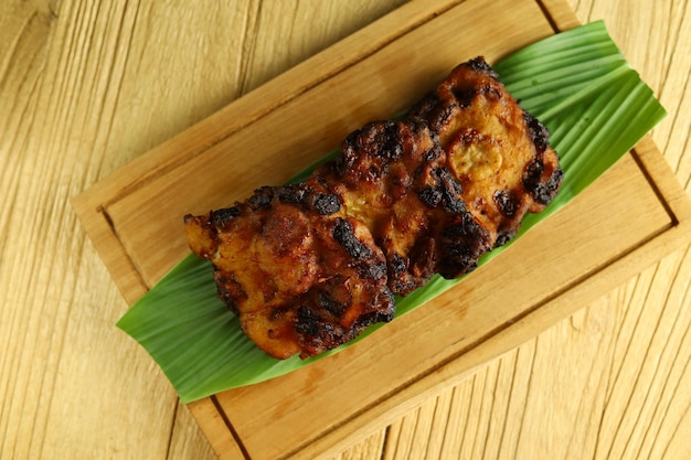 Pisang goreng madu ou banana frita com mel feita de banana madura misturada com farinha de sal e mel