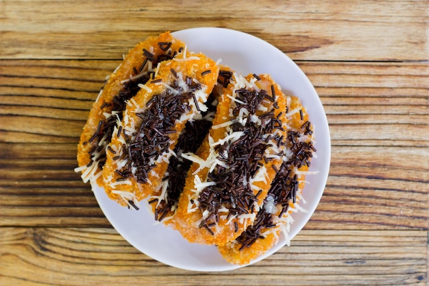 Pisang Krispi Banana crocante com queijo ralado e pepitas de chocolate caseiras