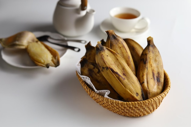 Pisang Kukus ou comida tradicional indonésia de banana cozida no vapor