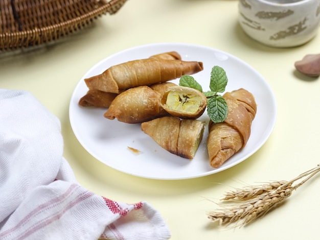 Pisang molen, comida tradicional indonesia hecha de envoltura de plátano con hoja de masa de hojaldre