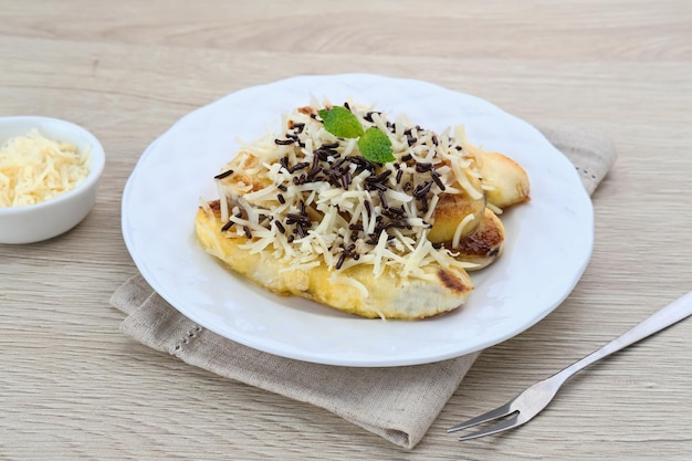 Pisang panggang Banana grelhada coberta com chocolate granulado queijo ralado e doce de leite