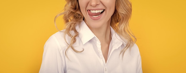 Piscando a mulher loira com cabelo encaracolado em fundo amarelo