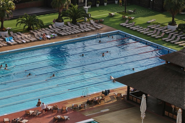 Piscina aberta no hotel em Sochi, Rússia.