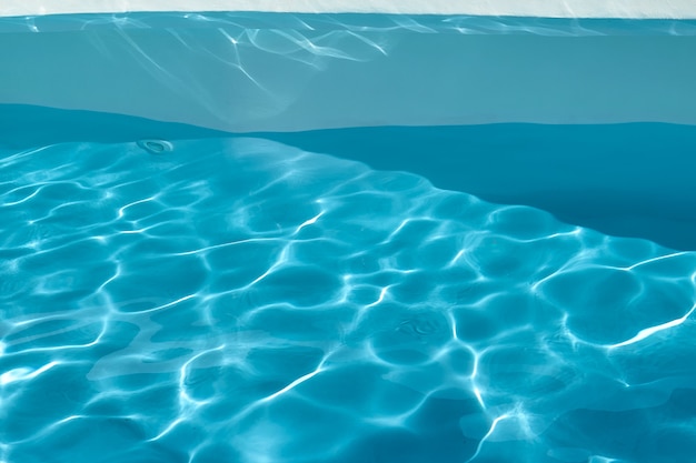 Piscina con agua azul para el fondo de verano