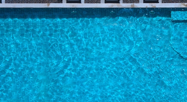 Piscina água azul no verão ângulo de visão superior Imagens de vista aérea da piscina em um dia ensolarado que é adequado para esporte ou relaxar no tempo de férias ou treino para queimar algumas calorias nas férias