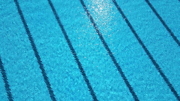 Piscina de agua azul sin personas