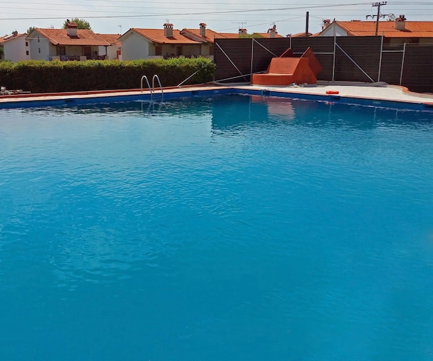 Piscina con agua limpia en un hotel en Grecia