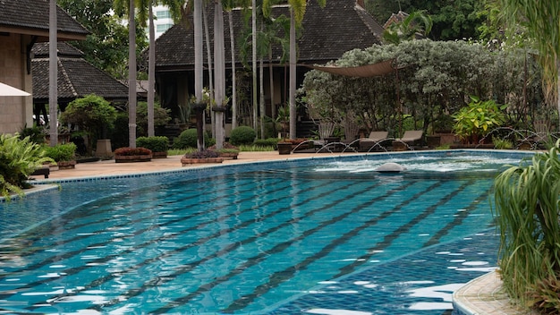 Piscina de agua limpia en la vista superior del techo del condominio Jardín en el hotel y palmeras en la piscina Jardín cerca de la piscina