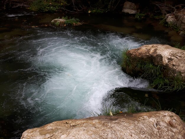 Piscina de agua en el río Frigiliana en Málaga