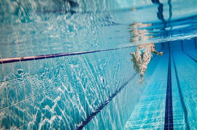 piscina bajo el agua...