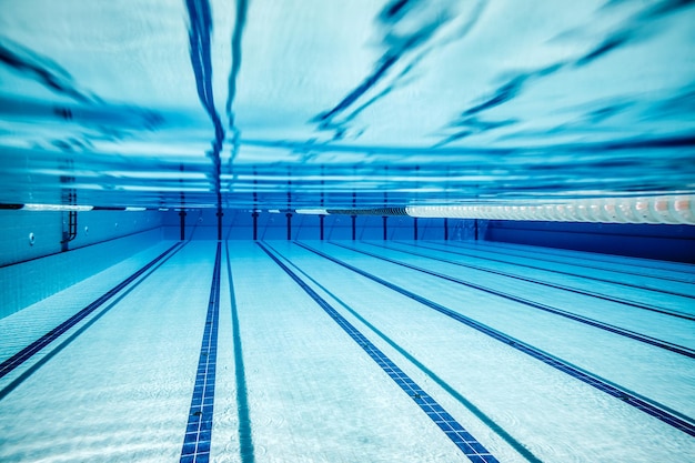 piscina bajo el agua...