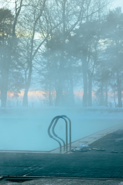 Piscina al aire libre con agua azul vacaciones de spa de invierno al aire libre