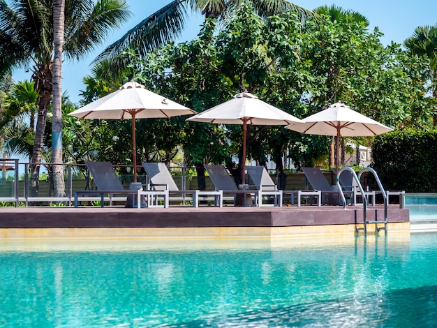 piscina al aire libre vacía en un día de verano