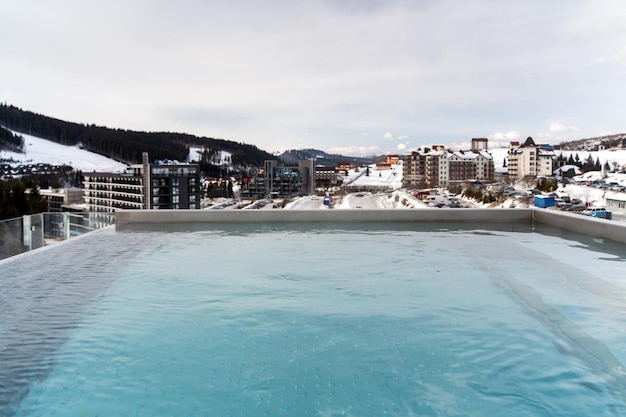 Piscina al aire libre con vista panorámica de las montañas Tiempo nublado Piscina con montañas al fondo