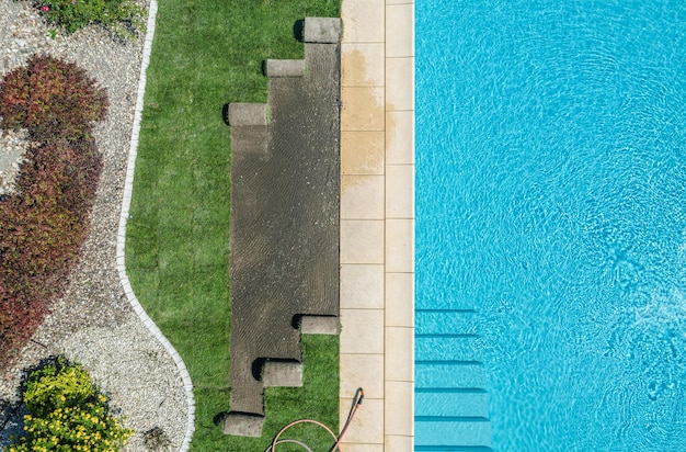 Piscina ao ar livre e acabamento do gramado vista aérea