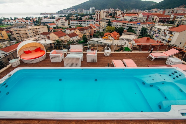 Piscina en la azotea de una casa