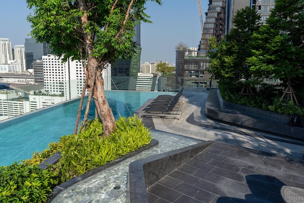 Piscina en la azotea del Condominio o Natación de la Costa del Hotel Hermosa vista de los rascacielos del edificio del techo Piscina del concepto de hotel Piscina de rascacielos de lujo de verano