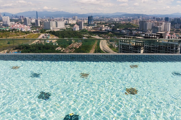 Piscina en la azotea con hermosa vista de la ciudad kuala lumpur malasia