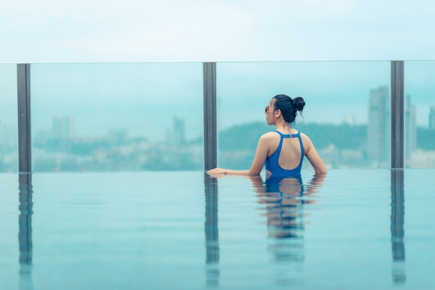 Piscina en la azotea con hermosa vista a la ciudad, Pattaya, Tailandia