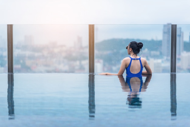 Piscina en la azotea con hermosas vistas de la ciudad y el mar, viajes asiáticos y vacaciones