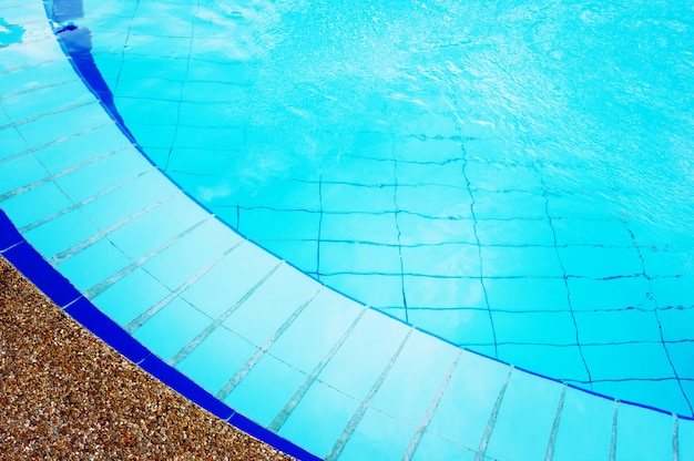 Piscina azul con agua pura y transparente