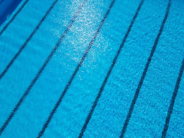 Foto una piscina azul brillante con el reflejo del sol