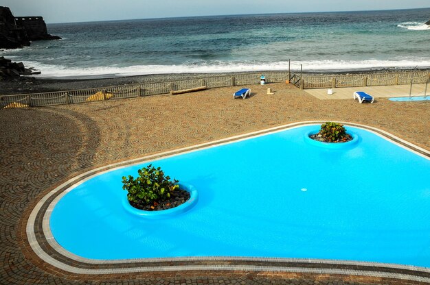 Piscina azul cerca del Océano Atlántico