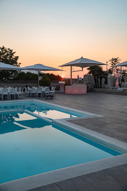 Piscina azul em um hotel spa no sul da Itália ao pôr do sol