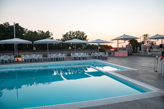 Piscina azul em um hotel spa no sul da Itália ao pôr do sol