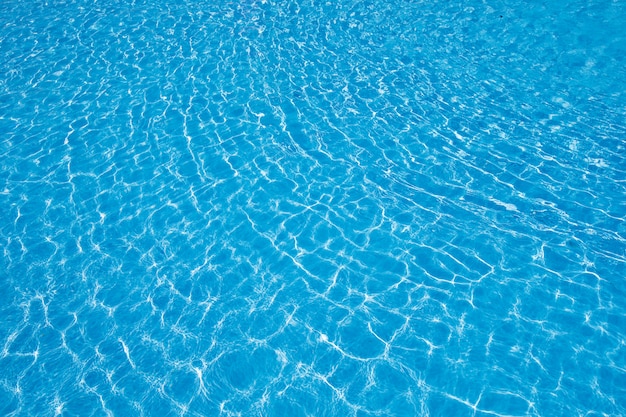 Piscina azul, fondo de agua en la piscina.