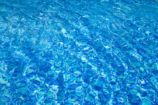 Piscina azul, fondo de agua en la piscina.