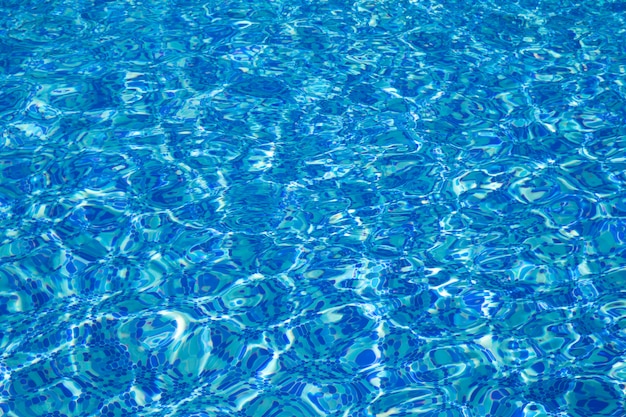 Piscina azul, fondo de agua en piscina.