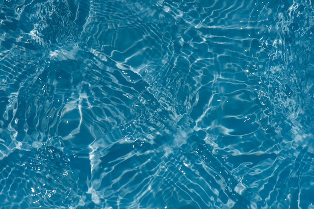 Una piscina azul con ondas y la palabra agua.