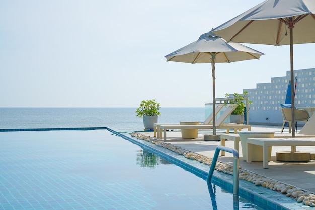 Piscina de cama alrededor de la piscina con fondo de mar