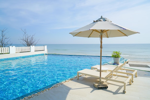 Piscina de cama alrededor de la piscina con fondo de mar