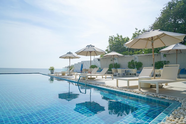 Piscina de cama alrededor de la piscina con fondo de mar