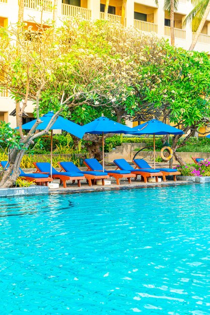 Piscina de la cama y sombrilla alrededor de la piscina en el hotel resort